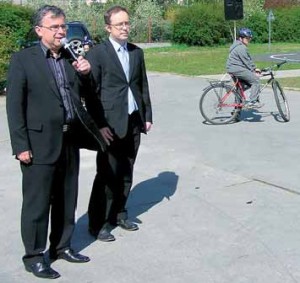 Provoz hřiště slavnostně zahájil zástupce starosty Prahy 8 Michal Švarc (vlevo) a radní Martin Roubíček